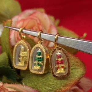 จี้ท้าวเวสสุวรรณ กรอบเลี่ยมทอง ขนาด 1.1 x 1.8 cm  มีอำนาจวาสนา สูงสุดทางมหาเศรษฐี ขจัดสิ่งอัปมงคล เสริมบารมี งานสวยพร้อมบูชา