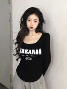 เสื้อยืดคอกลมแขนยาวทรงสลิมฟิตสำหรับผู้หญิง ทรงเข้ารูป ทรงเข้ารูป ลายตัวอักษร แฟชั่นฤดูใบไม้ร่วง 2025 ใหม่ล่าสุด