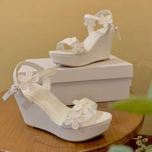 Giày sandal nữ giày cưới đế xuồng 10cm Degoshin - tôn dáng nhẹ êm và chắc chân hoa năm cánh phối châu nhỏ