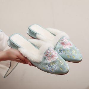 New Winter Embroidered Slippers Womens Indoor Low Heel Fleece Lined Hanfu Style Shoes Floral Design Glue Adhesive Slip-On