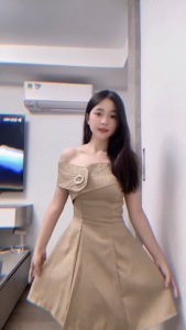 Đầm nữ dáng ngắn trễ vai kèm tag cài cao cấp Annie Dress