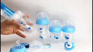 Momeasy Newborn Baby Set 4 Feeding Bottles Pacifier & Holder Bottle Brush 2 Extra Nipple Teat Set