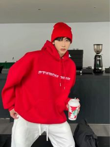 เสื้อฮู้ดผ้าฝ้ายบุขนแกะหนาสไตล์อเมริกันสำหรับผู้ชาย ฤดูหนาว ทรงหลวม แฟชั่น เสื้อคลุมกันหนาวแบบสวมหัว สีแดง