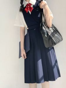 ชุดเดรส JK แขนยาวสไตล์เกาหลีฤดูใบไม้ผลิและฤดูใบไม้ร่วงสีแดงพื้นฐานพร้อมเสื้อกั๊กและกระโปรงยาวคลุมเข่า ชุดเดรสคอกลมแบบสามชิ้น