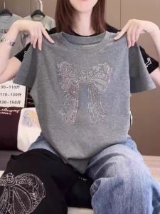 เสื้อยืดแขนสั้นสีเทาประดับคริสตัลสำหรับผู้หญิงในช่วงฤดูร้อนปี 2025 ดีไซน์ใหม่ไม่มีปก ทรงตรง สไตล์เกาหลี