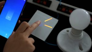 Công Tắc Thông Minh Wifi TUYA Hình Chữ Nhật Cảm Ứng 3 nút + Ổ điện EU