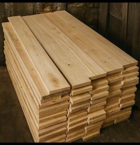 Papan Jatibelanda 100x8-10x2cm kayu alami untuk kerajinan tangan ukuran standar latar belakang dinding putih.