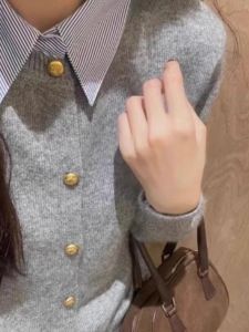 Áo Len Dệt Kim Cổ Polo Màu Xám Giả Hai Mảnh Cho Nữ Mùa Xuân Thu Dáng Ôm Vừa Vặn Áo Len Cardigan Hở Cổ Áo Sơ Mi