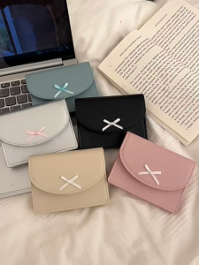 กระเป๋าใส่เหรียญจัดบัตรเงินสดที่ใส่ PU สีทึบรูปโบว์กระเป๋าสตางค์ใบสั้นมูสสัน