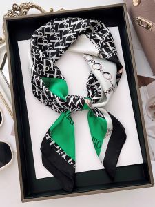 ผ้าพันคอสี่เหลี่ยมเล็กแฟชั่นฤดูร้อนป้องกันแสงแดด ผ้าคลุมไหล่ตกแต่งโซ่สำหรับเสื้อเชิ้ตและสูท ผ้าไหมระดับไฮเอนด์