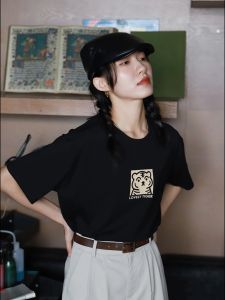 T-Shirt Wanita Hitam Lengan Pendek - Motif Harimau Eksklusif & Huruf Artistik Bahan Katun Es Premium 2025  Desain Korea Streetwear Slim Fit Oversize  Atasan Ukuran Besar Gaya Sweet & Edgy Kerah Bulat  Katun Premium Bernapas  Untuk Gaya Harian & Hangout