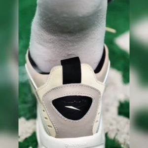 สเปรย์ดับกลิ่นรองเท้าและถุงเท้า Artemisia 260 มล. สเปรย์ดับกลิ่นรองเท้า ลดแบคทีเรียและเชื้อโรค ช่วยให้รองเท้าสะอาดสามารถดักจับและดูดซับกลิ่น ย่อยสลาย และกำจัดกลิ่นได้อย่างมีประสิทธิภาพ ขณะเดียวกันยังช่วยกำจัดแบคทีเรียหลายชนิดที่ก่อให้เกิดกลิ่นเหม็นเน่า แล