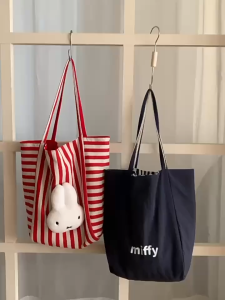 🐰ใบใหญ่ที่ใช่สำหรับทุกวัน จุใจเกินต้าน!🎀✨𝕄𝕚𝕗𝕗𝕪 กระเป๋าสะพายไหล่ 3D งานญี่ปุ่น วัสดุผ้าแคนวาส แข็งแรงทนทาน มีลายทั้ง 2 ด้าน สามารถสะพายได้ทั้ง 2 ฝั่ง ใบใหญ่จุของได้เยอะ ขนาด 46×28×37 cm.