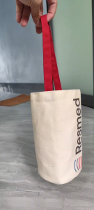 Túi Đựng Bình Nước Dung Tích 1000ml Họa Tiết Chử Quai Đỏ