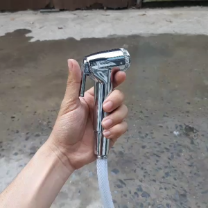 [TRỌN BỘ VÒI XỊT] - CB8 - ĐẦU VÒI XỊT TAY CÒ MẠ CROM + DÂY CẤP NƯỚC VỎ THÂN XOẮN INOX304 MỜ + GÁC CÀI ( KÈM ỐC VÍT + TẮC KÊ )