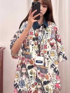 Áo Sơ Mi Nữ Tay Ngắn Mùa Hè Cổ Polo in Họa Tiết Phong Cách Đại Học Rộng Rãi Cho Cặp Đôi Chất Liệu Polyester Dài Vừa Phải