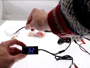 มอเตอร์ไซค์ ไฟวัดอุณหภูมิ รถจักรยานยนต์ รถจักรยานยนต์ โวลต์มิเตอร์ ไฟวัดวัดอุณหภูมิ โวลต์มิเตอร์ ใส่ได้ทุกรุ่น  ขนาดเล็กและสะดวกสบาย อายุการใช้งานนาน 0-120 ℃ ออกแบบให้กันน้ำ วัดอุณหภูมิ กันน้ำได้ดี ไม่มีปัญหาขณะใช้งานเมื่อโดนน้ำ