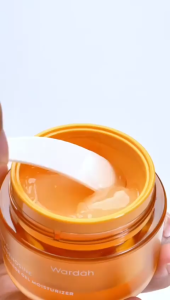 Wardah Vitamin C + Adenosine Radiant Charge Gel Moisturizer 30 g