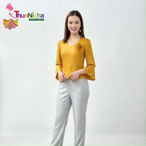 รหัส ดม4 สีส้มอิฐ ผ้าไหมสี่เส้น เสื้อไหมขึ้นเงา คอวี แขนยาวปลายกระดิ่ง ซิปหลัง อัดกาวเต็มตัว ใส่ออกงาน ใส่ทำบุญ