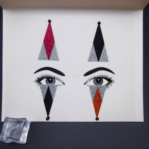 สติ๊กเกอร์หน้าเพชรสําหรับเทศกาลดนตรีอิเล็กทรอนิกส์พร้อมดีไซน์ศิลปะสีดําและสีสันสดใส เหมาะสําหรับแต่งหน้าวันฮาโลวีนและเครื่องมือเสริมความงาม