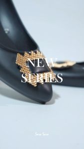 Sepatu Ballet Wanita Sarasara GASHA dengan Hak 3cm dan Aksen Kristal Emas - Motif Polos Warna Netral