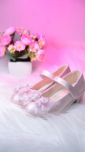 รองเท้าคัชชูเด็กผู้หญิงสีชมพู สีขาว สีทอง รุ่นประดับผีเสื้อกิลเตอร์วิบวับ ส้นสูงประมาณ 1นิ้ว สไตล์เจ้าหญิง น่ารักสดใส