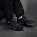 adidas | รองเท้าวิ่งสำหรับผู้ชายสีดำ ระบายอากาศได้. 