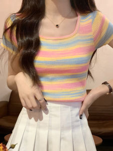 เสื้อยืดคอเหลี่ยมไหปลาร้าชิคๆเสื้อถักแขนสั้นลายทางสีรุ้งลดอายุแบบอินสตาแกรมสำหรับฤดูร้อนเสื้อเปิดไหล่ตรงสีตัดกันสวยหวานสำหรับผู้หญิง