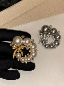 Elegant Pearl Butterfly Knot Sweater Coat Suit Accessory Womens Luxury Lapel Pin Brooch Trendy Fresh out Fashion Jewelry