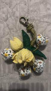 พวงกุญแจดอกทิวลิปงานทำมือคละสี ผ้าญี่ปุ่น สีไม่ตกไม่ลอกไม่ดำ ลงเครื่องซักผ้าได้ ไม่ทำให้ผ้าเปื่อยยุ่ย มีเพียงอย่างละสี ไม่ซ้ำแบบใคร มีเอกลักษณ์เฉพาะตัว