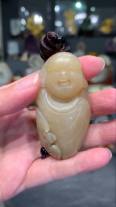 pendant #Jade 💯天然黄翡雕刻吊坠 笑口常开 弥勒笑佛 弥勒佛在中国文化中象征着慈祥、快乐和包容,也被认为能带来好运和财富。 Height高: 6cm width宽: 3cm x 2cm Weight重: 64g 📍Johor Bahru 区可自行取货或邮寄服务