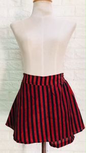 กระโปรงสั้น ลายแถบ สีแดงดำ กระโปรงพองบาน มีซับในเป็นกางเกง  เอวสูง น่ารักมาก สม็อคหลัง เอวสูง ทรงสวย