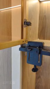 Cữ nâng lắp bản lề cửa tủ tiện lợi khi bắt vít Cứng cáp chắc chắn.