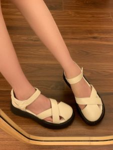 รองเท้าแตะส้นแบนแบบสวมหัวสไตล์โรมันสำหรับผู้หญิงในช่วงฤดูร้อนปี 2025 รองเท้าแตะชายหาดแบบมีพื้นหนาและมีแถบติดกันสำหรับผู้หญิง