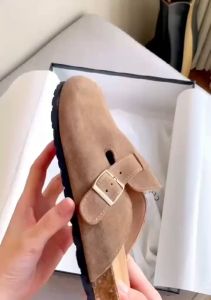 รองเท้าแตะแบบสวมผู้ชาย วัสดุหนังกลับ สูง 2.5cm. หัวมนแต่งสายคาดเข็มขัดที่หน้าเท้า ตัวรองเท้าทำจากไม้ก๊อก ไซด์ใหญ่ 40-45cm. มีกันลื่น ไม่บีบเท้า มีสไตล์ #sy2037