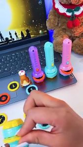 Đồ chơi đèn pin chiếu hình 24 hình giúp trẻ khám phá thế giới