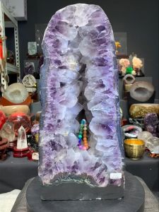amethyst geode crystal cave dual color in 1 cave 34.4kg 高木形🪵💯天然紫晶洞 异象结晶 紫钛晶边先结晶 晶牙顶部结晶白水晶  长牙骨干晶体👍👍👍 边部玛瑙+红绿幽灵共生✅  (如定制实木底座另加RM60)  高height with base: 49.5cm  宽width: 22.5cm x 22cm 洞hole: 8cm  重weight: 34.4kg  📍Johor Bahru 区可自行取货或邮寄服务