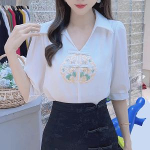 เสื้อเชิ้ตผู้หญิงแขนสั้นคอวีผ้าซาตินปักลายสไตล์จีนใหม่ฤดูร้อน ทรงหลวม แขนยาว 5 นิ้ว เสื้อผ้าทำงาน ผ้าโพลีเอสเตอร์ 97%