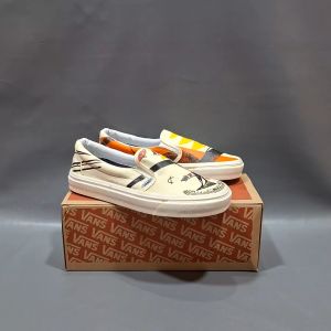SEPATU VANS21 SLIP ON VAULT OG ANAHEIM KARAKTER MOMAH KREM PUTIH KANVAS 36-43