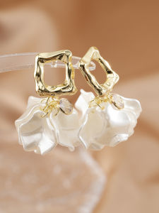 Elegant Long Metal Petal Ear Cuffs Fashionable Square Shape White Flower Clip-Ons No Piercing Needed Mosquito Coil Tray Design