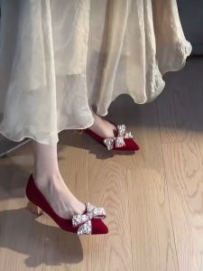 รองเท้าแต่งงานส้นสูงสีแดงสําหรับผู้หญิงมุก โบว์ ปมพื้นรองเท้าขนาดใหญ่ เรียบหรู รองเท้าแฟชั่นเดี่ยวเหมาะสําหรับงานเลี้ยงและงานแต่งงาน