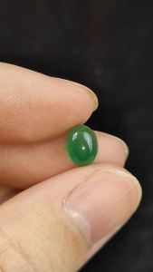 พลอยโมรา (Chalcedony/ Agate) สีเขียวหยก รูปทรงไข่ น้ำหนัก 1.50 กะรัต ขนาด 9 x 7 มิล พลอยแท้ จากประเทศแอฟริกา