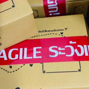 เทปกาว พิมพ์ระวังแตก สีแดง 100 หลา (1แพ็คมี 6ม้วน)