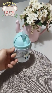 ขวดน้ำเด็ก ขวดหัดดื่มเด็ก 250ml พร้อมขีดวัดปริมาณ ระบบกันสำลัก ฝาเด้งอัตโนมัติ + ลูกบอลดูดน้ำ ใช้งานง่าย เหมาะสำหรับทารกเริ่มหัดดื่ม