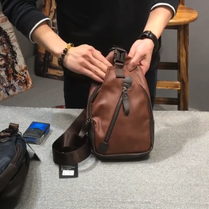 กระเป๋าคาดหน้าอกหนัง PU สไตล์เกาหลีสำหรับผู้ชาย กระเป๋าสะพายไหล่แฟชั่นเทรนด์ใหม่ กระเป๋าคาดเอว