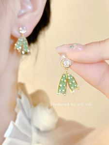 ต่างหูแบบไม่เจาะรู ทรงกลม สไตล์หวาน ดีไซน์เก๋ไก๋ สำหรับผู้หญิง วัสดุอื่นๆ ชุบเงิน ชุบทอง ราคาไม่เกิน 100 หยวน