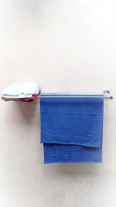 gantungan handuk kamar mandi