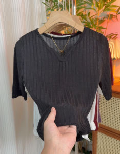 เสื้อสเวตเตอร์ถักคอวีแขนสั้นสีม่วงสไตล์เกาหลีสำหรับผู้หญิง ทรงหลวม สไตล์ฤดูใบไม้ร่วง 2025 แฟชั่น เสื้อผ้าทำงาน