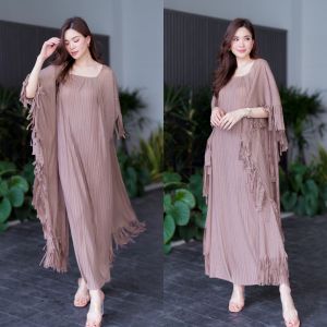 เดรสอัดพลีท คอเหลี่ยม แพตเทิร์น ผีเสื้อตัวยาว เย็บแขนซ้อน กรุยกรายแยกด้วยผ้าผืนใหญ่  ดีเทลแต่งปลายตัดให้ดูฟรุ๊งฟริ๊ง เพิ่มเข้าไปอี้ก ✨✨ อลังกาล มว้ากกกกกก ความตัดตัดพู่ระบายชายเอย อะไรเอย สวยงาม มงลงจร้าาา 👑👑  เนื้อผ้าอัดพลีท เนื้อนิ่ม นุ่ม  💫💫💫💫💫