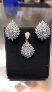 Titapa jewelry ต่างหูเพชรมาคี น้ำเพชรสวยไฟดี เพชรสวยมากเหลี่ยมคมH&A ใส่แล้วเต็มหู สวยๆเลยค่ะ ใส่ออกงานสวยมาก รุ่นขายดีของร้าน ใส่ได้ทุกโอกาส